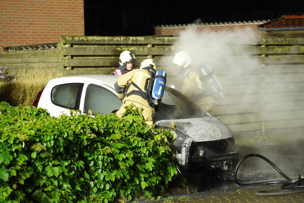 Auto brandt volledig uit in woonwijk