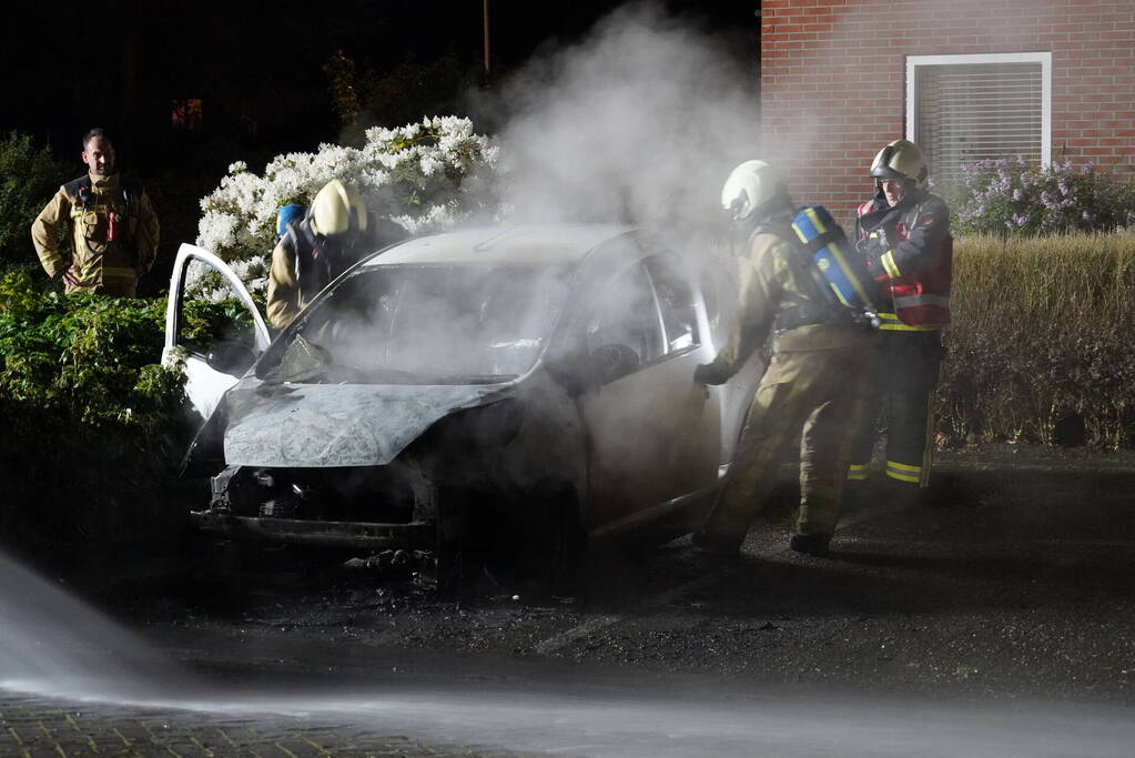 Auto brandt volledig uit in woonwijk