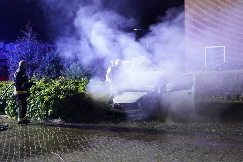 Auto brandt volledig uit in woonwijk