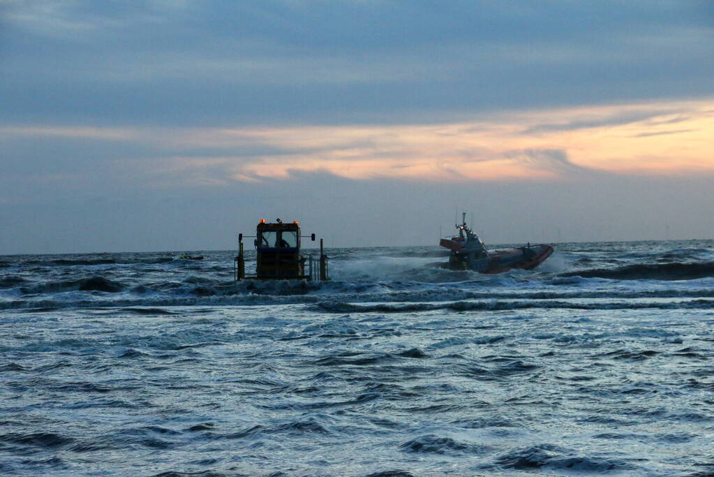 Hulpverlening opgestart voor kitesurfer in problemen