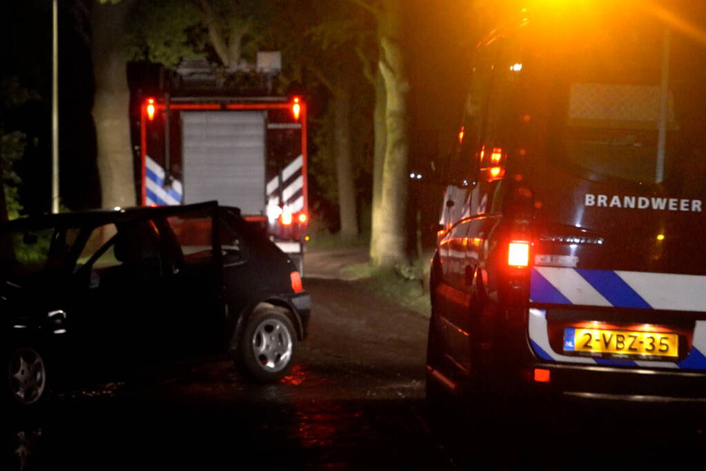 Auto botst tegen boom op spekgladde weg