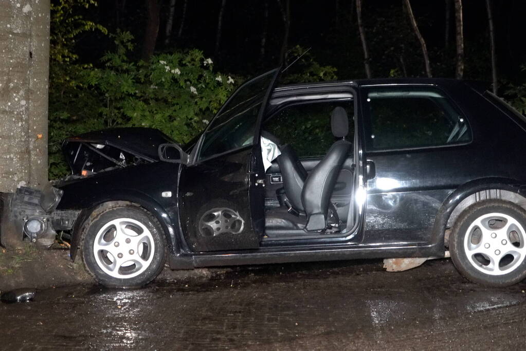 Auto botst tegen boom op spekgladde weg