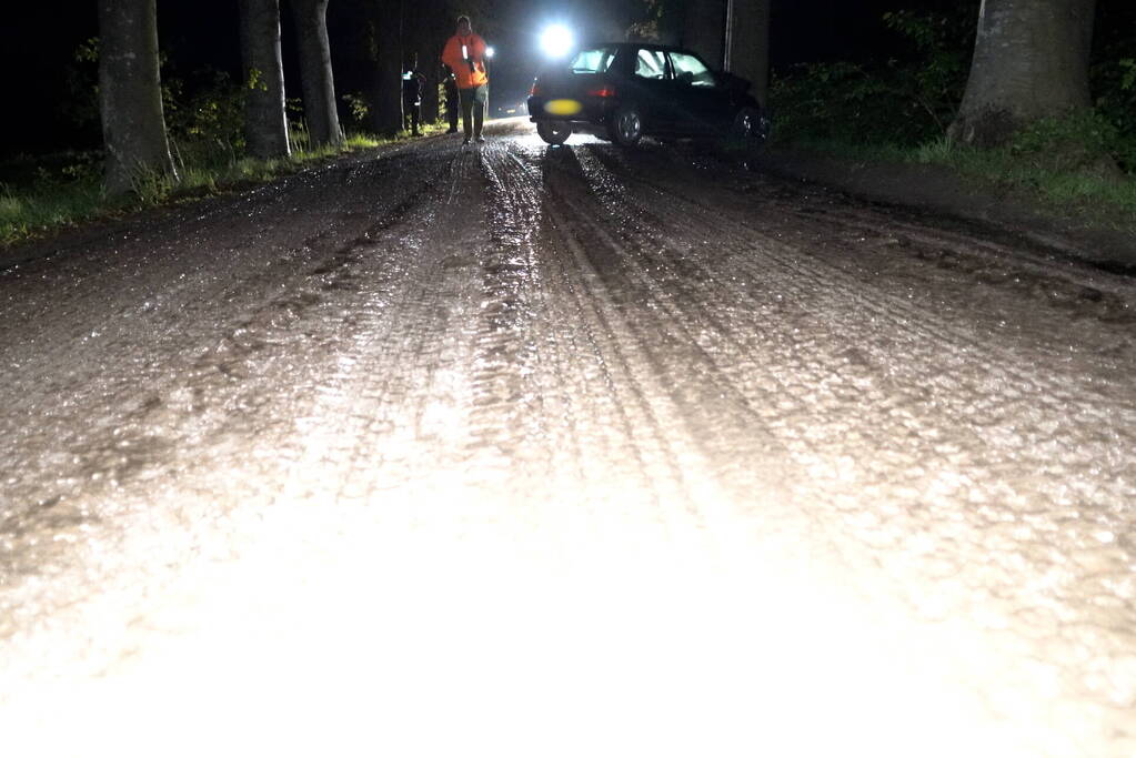 Auto botst tegen boom op spekgladde weg