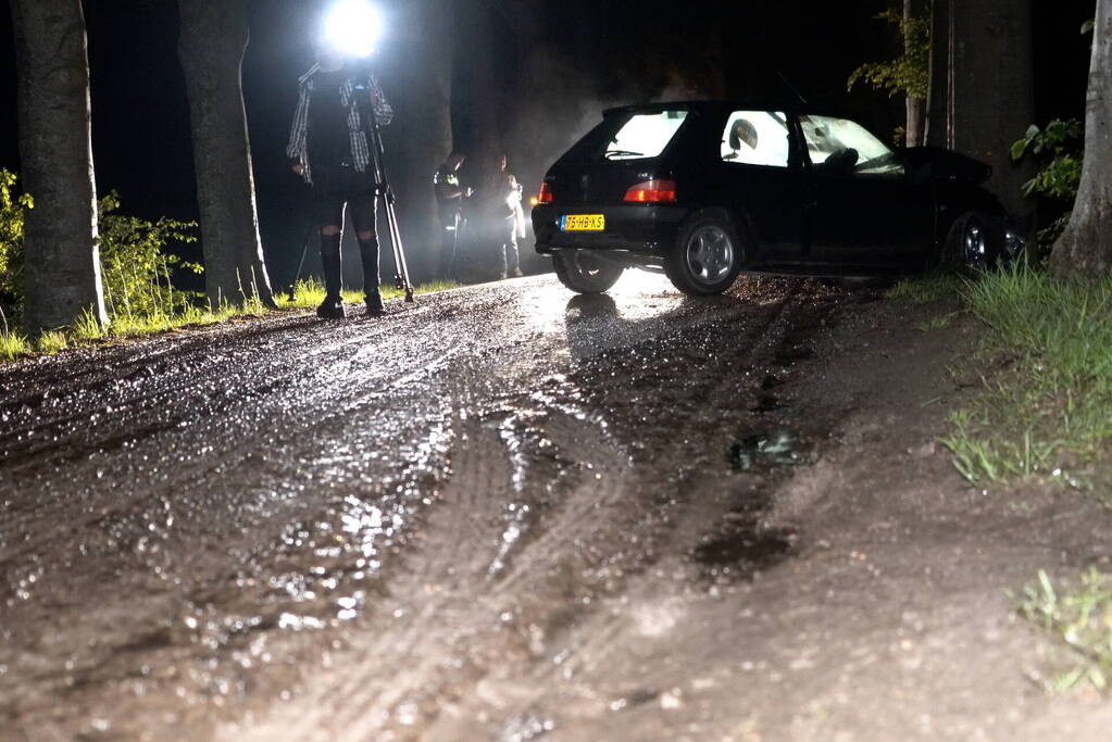 Auto botst tegen boom op spekgladde weg