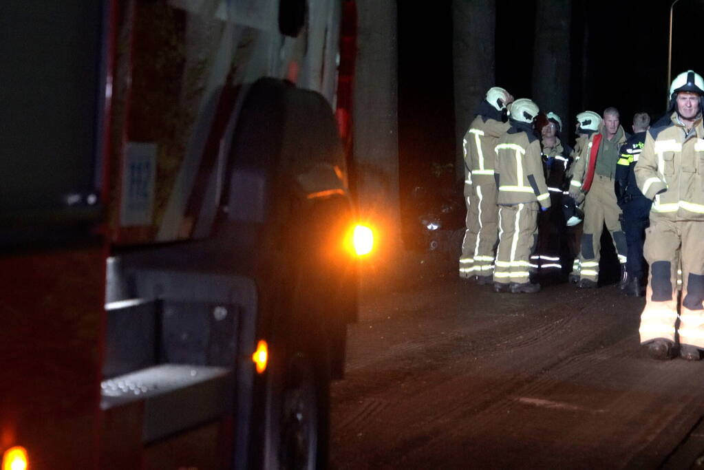 Auto botst tegen boom op spekgladde weg