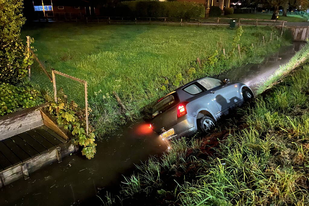 Automobilist raakt te water