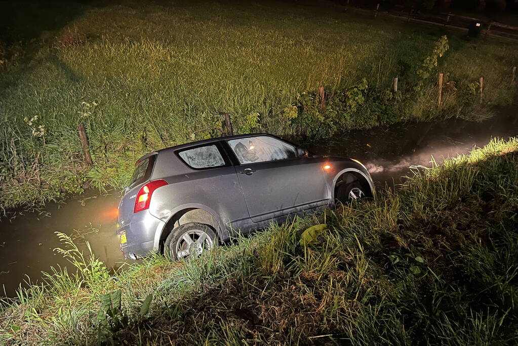 Automobilist raakt te water