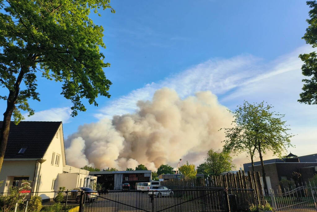 Brand na dag van uitbreken nog steeds niet onder controle