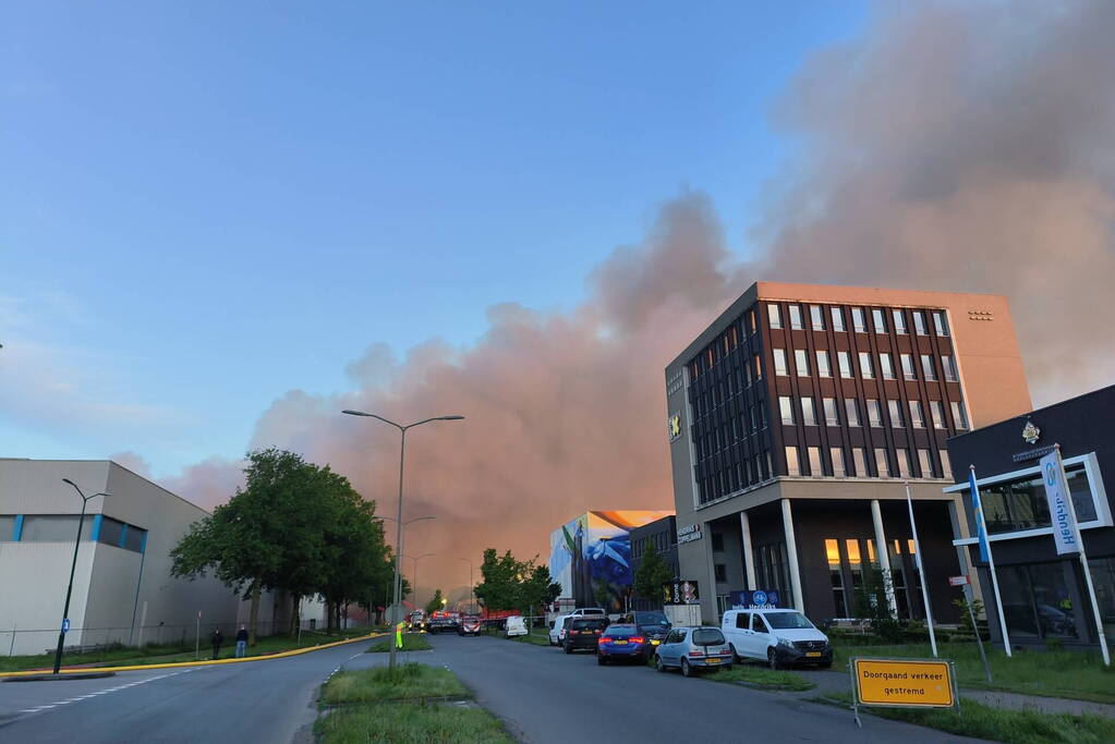 Brand na dag van uitbreken nog steeds niet onder controle