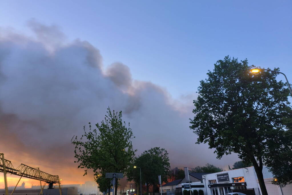 Brand na dag van uitbreken nog steeds niet onder controle