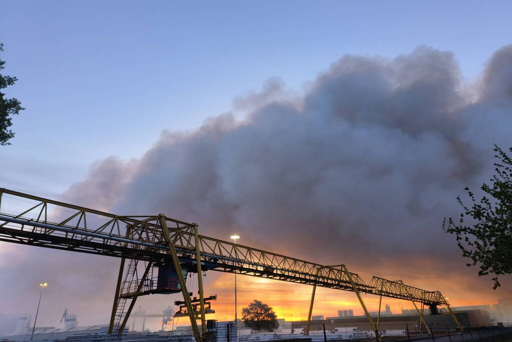 Brand na dag van uitbreken nog steeds niet onder controle