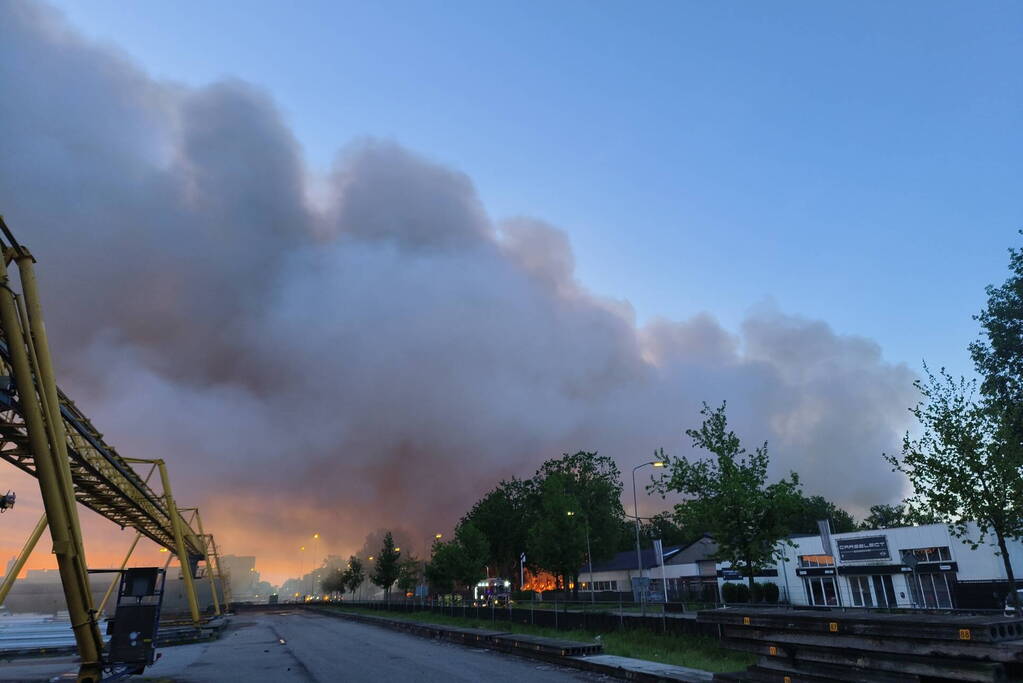 Brand na dag van uitbreken nog steeds niet onder controle