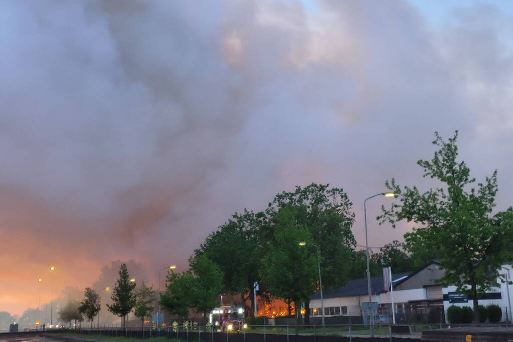 Brand na dag van uitbreken nog steeds niet onder controle