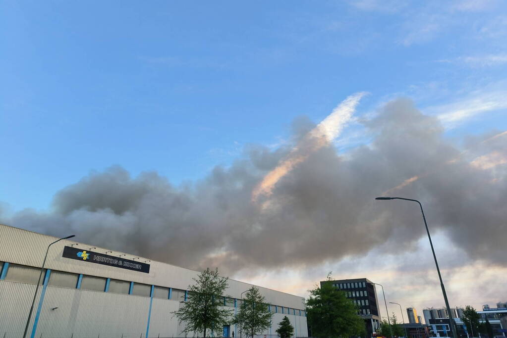 Brand na dag van uitbreken nog steeds niet onder controle