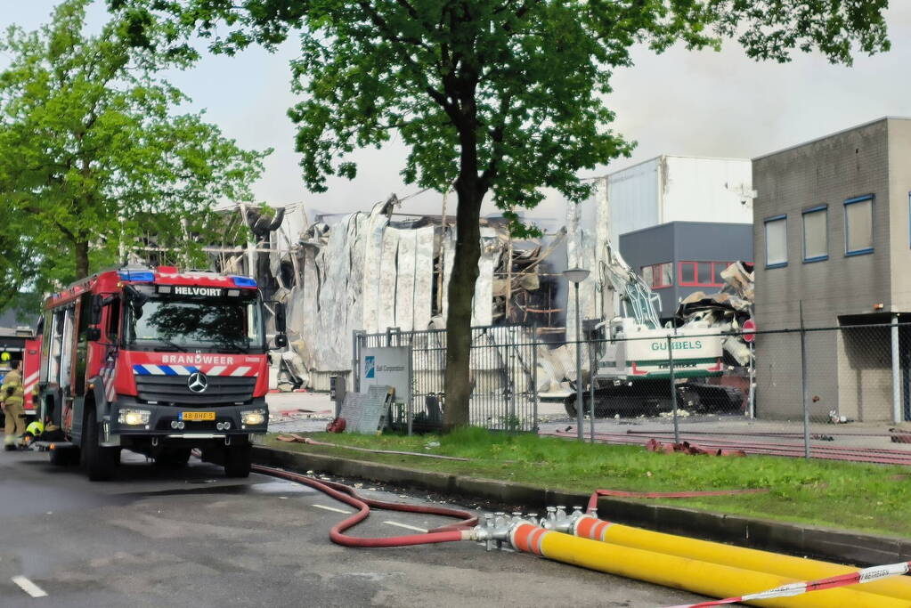 Brand na dag van uitbreken nog steeds niet onder controle