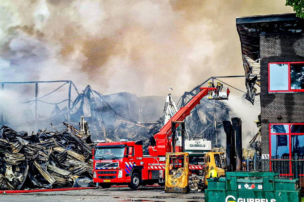 Brand na dag van uitbreken nog steeds niet onder controle