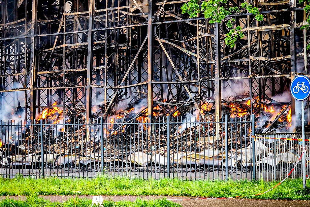 Brand na dag van uitbreken nog steeds niet onder controle