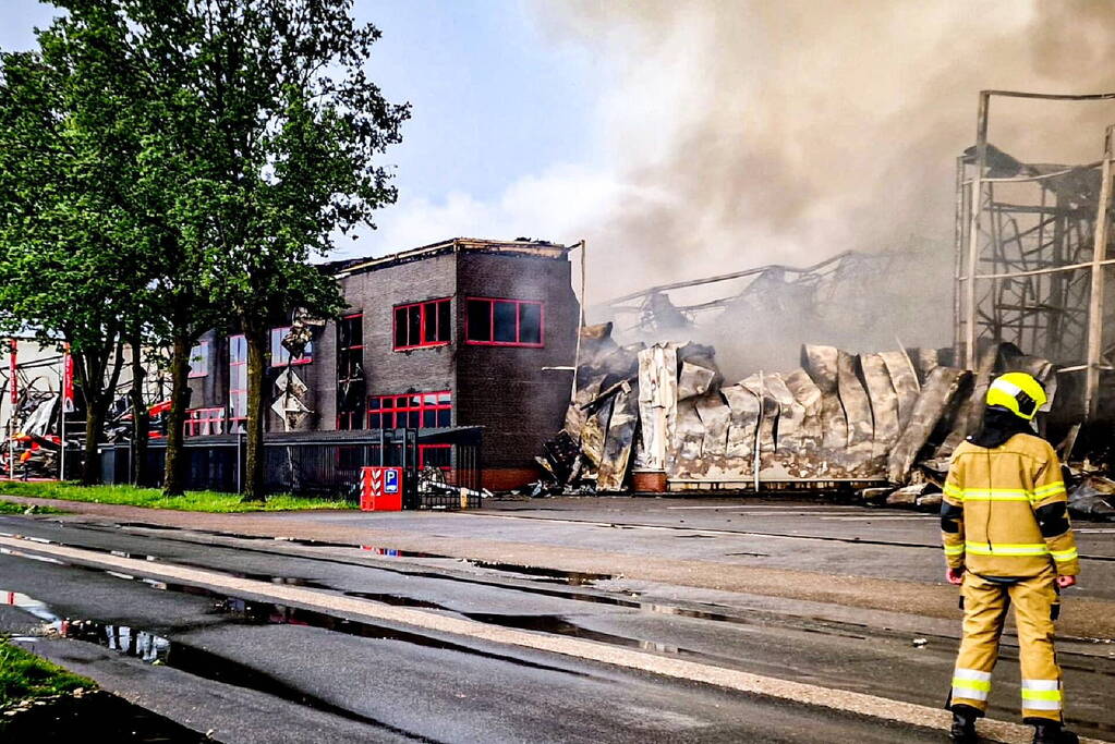 Brand na dag van uitbreken nog steeds niet onder controle