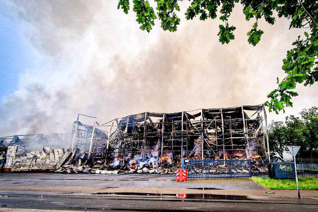 Brand na dag van uitbreken nog steeds niet onder controle