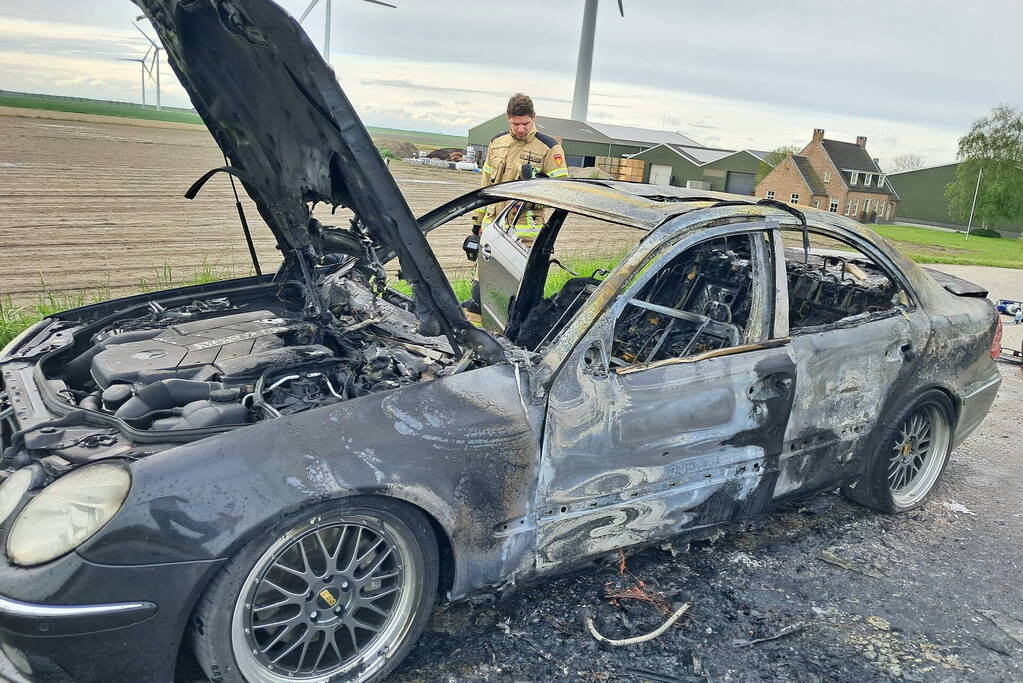 Auto gaat in vlammen op