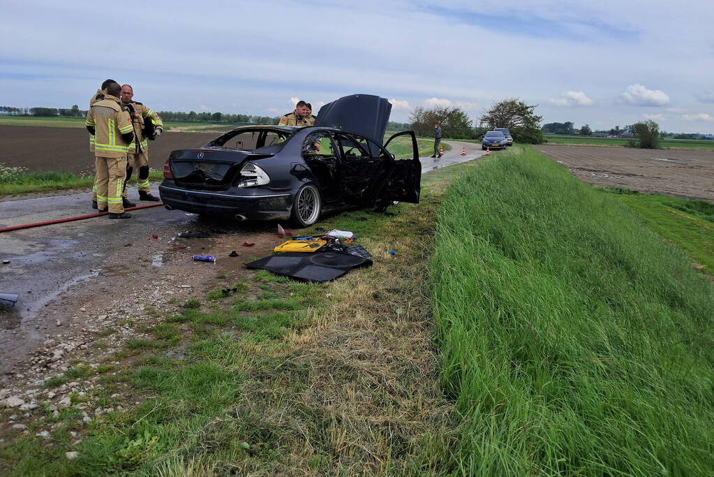 Auto gaat in vlammen op