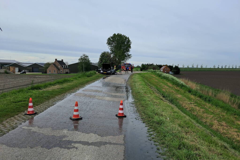 Auto gaat in vlammen op