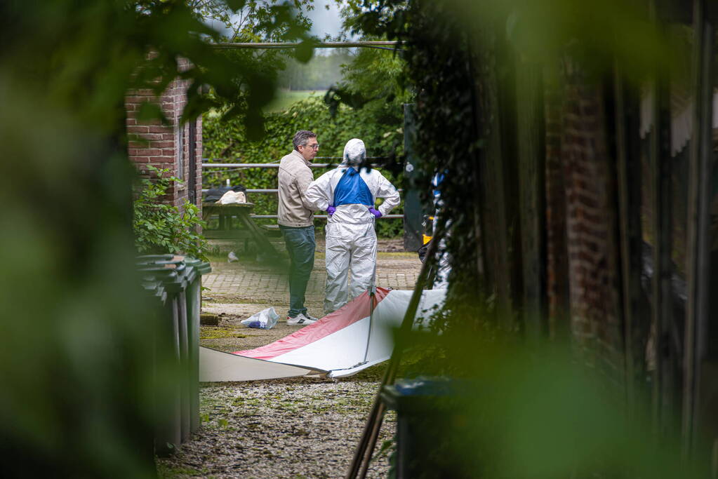 Onderzoek naar overleden persoon bij boerderij