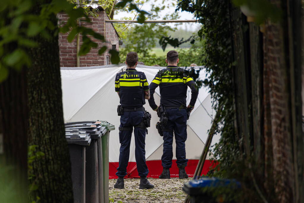 Onderzoek naar overleden persoon bij boerderij