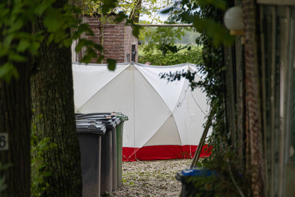 Onderzoek naar overleden persoon bij boerderij