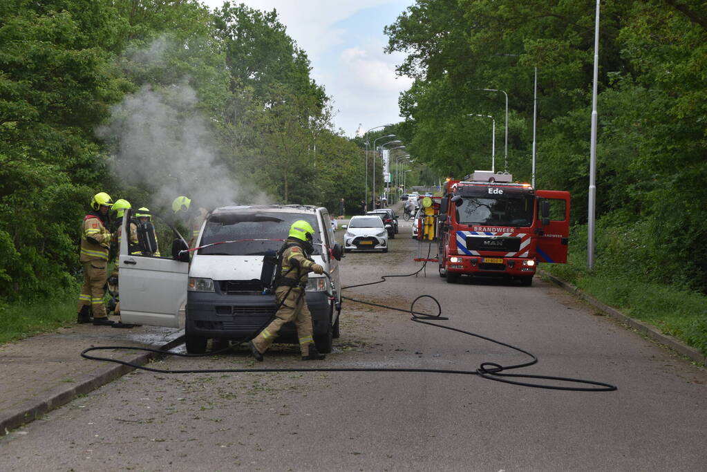 Achtergelaten bestelbus in brand gestoken