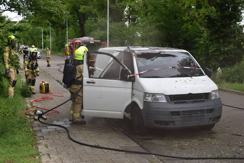 Achtergelaten bestelbus in brand gestoken