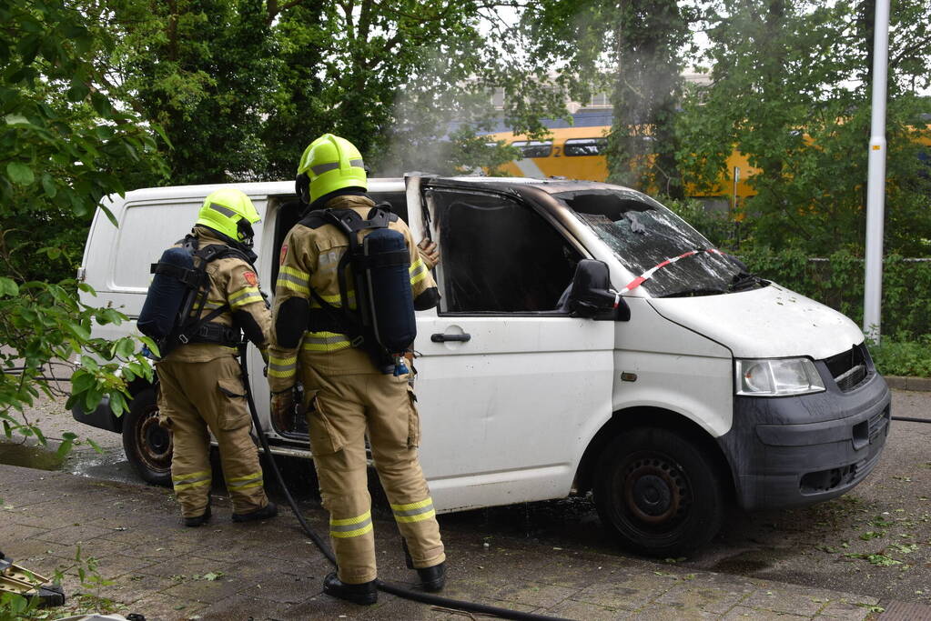 Achtergelaten bestelbus in brand gestoken