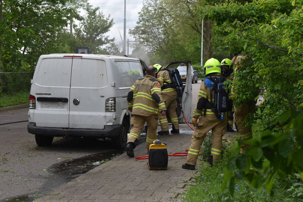 Achtergelaten bestelbus in brand gestoken