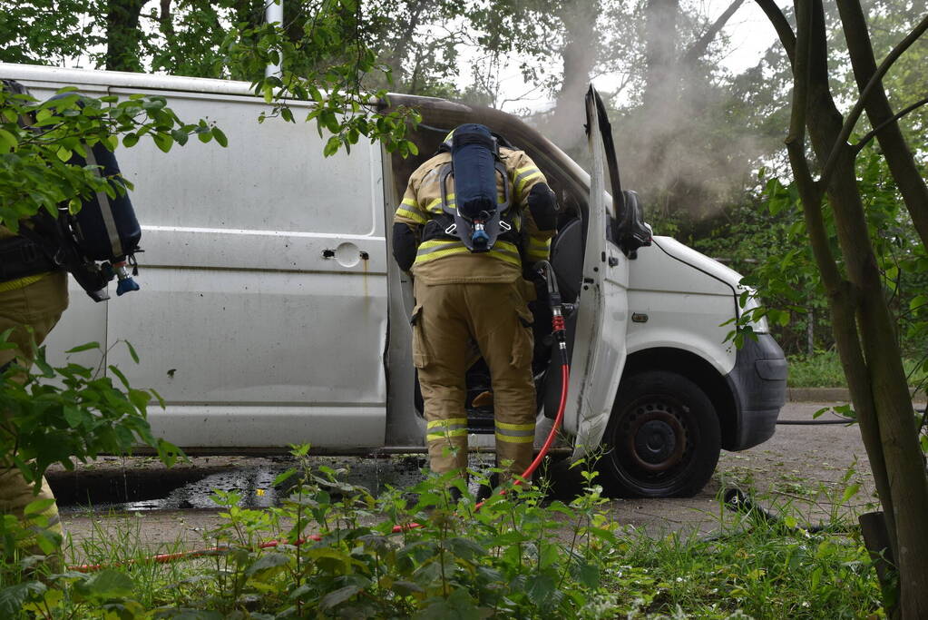 Achtergelaten bestelbus in brand gestoken