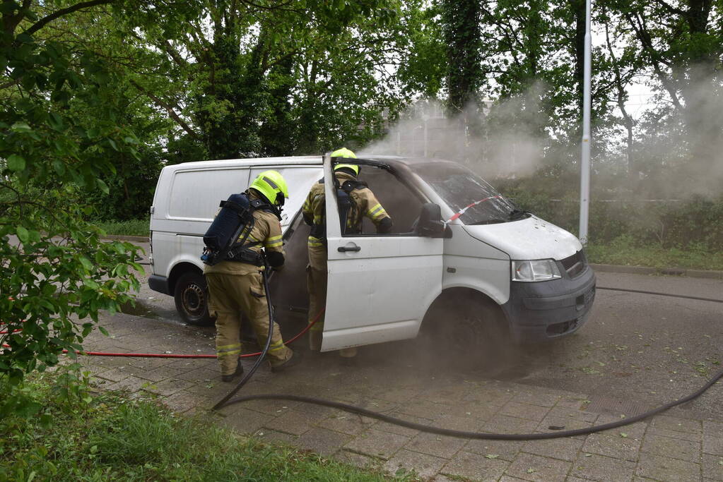 Achtergelaten bestelbus in brand gestoken