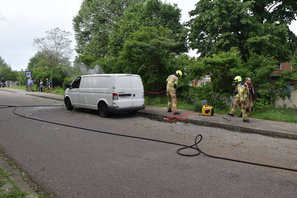 Achtergelaten bestelbus in brand gestoken