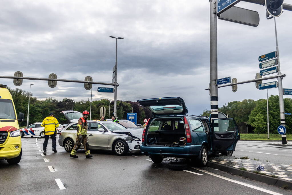 Persoon bekneld na ernstig ongeval op kruising