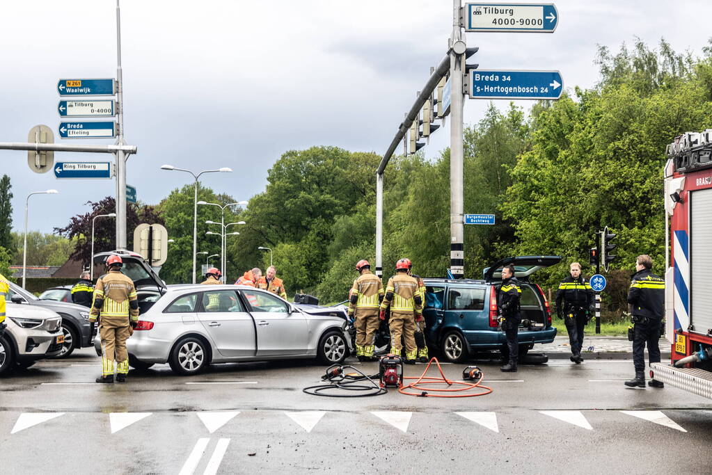 Persoon bekneld na ernstig ongeval op kruising