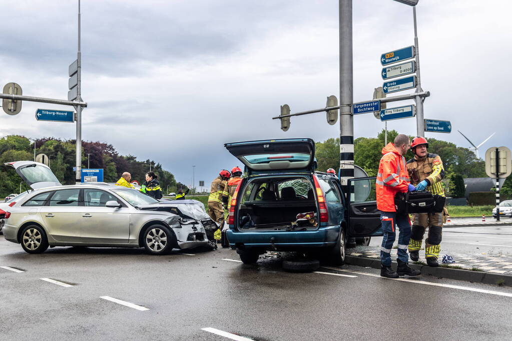 Persoon bekneld na ernstig ongeval op kruising