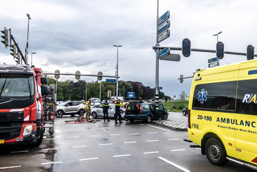 Persoon bekneld na ernstig ongeval op kruising