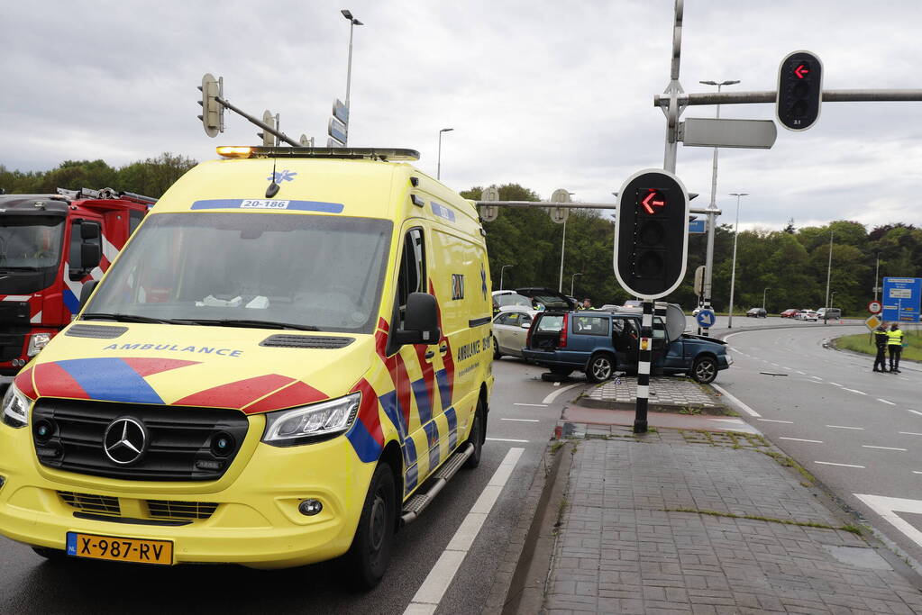 Persoon bekneld na ernstig ongeval op kruising