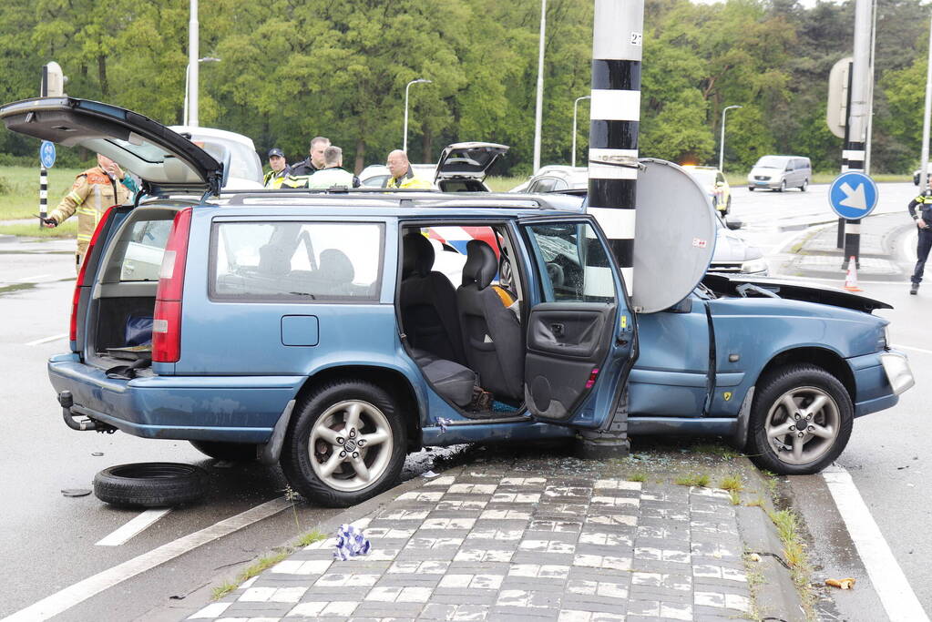 Persoon bekneld na ernstig ongeval op kruising