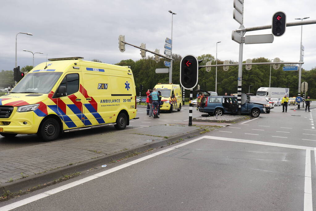 Persoon bekneld na ernstig ongeval op kruising