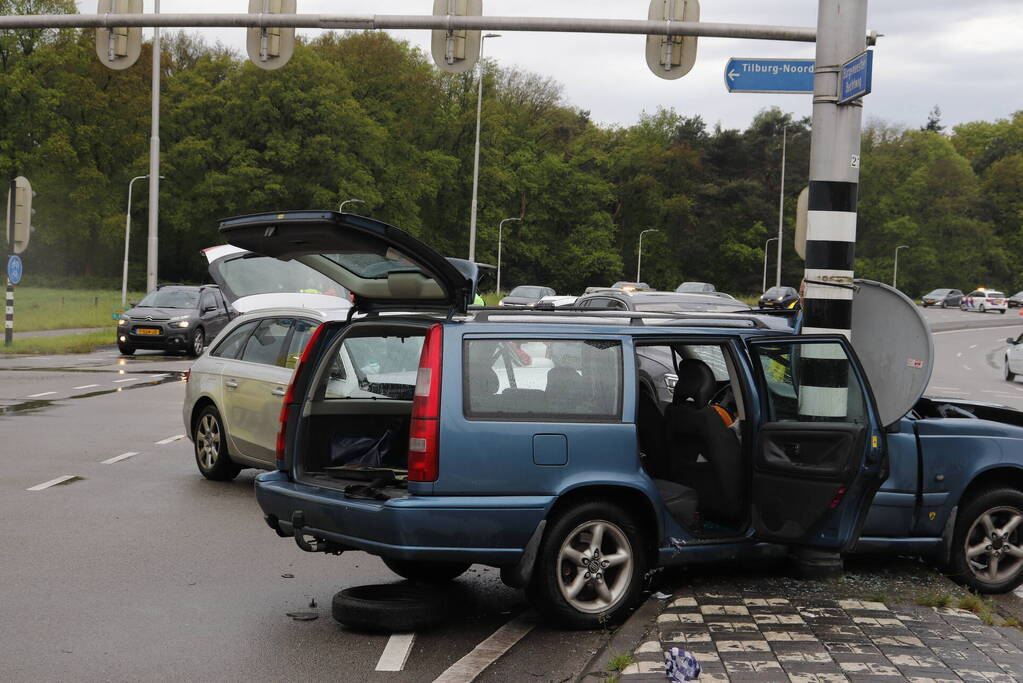 Persoon bekneld na ernstig ongeval op kruising