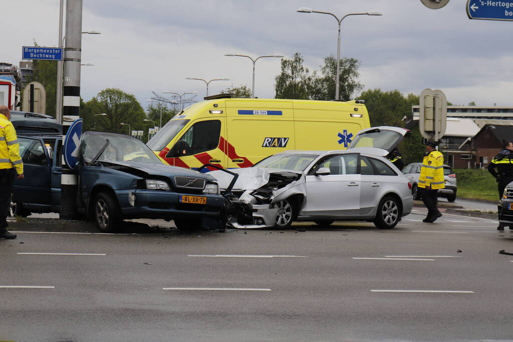 Persoon bekneld na ernstig ongeval op kruising