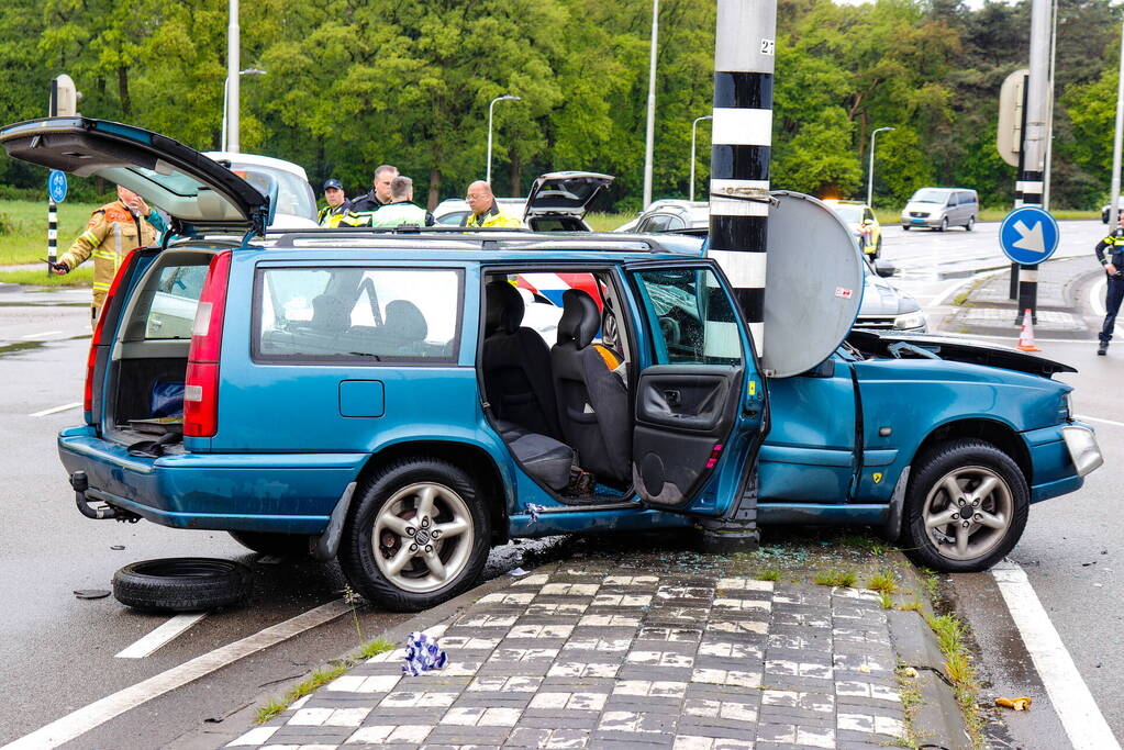 Persoon bekneld na ernstig ongeval op kruising