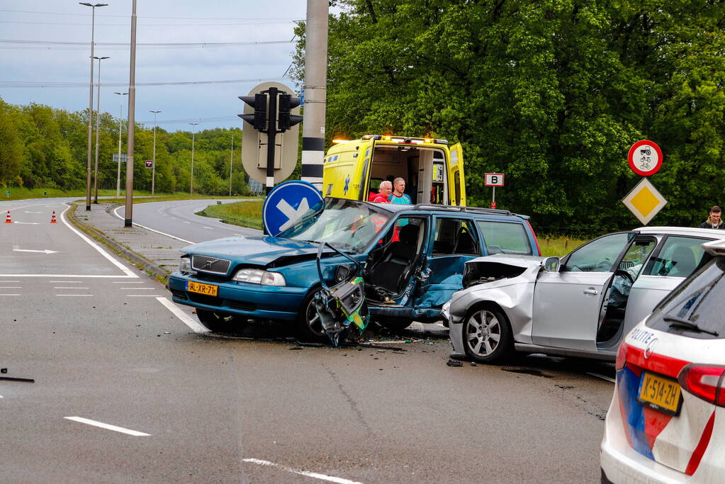 Persoon bekneld na ernstig ongeval op kruising