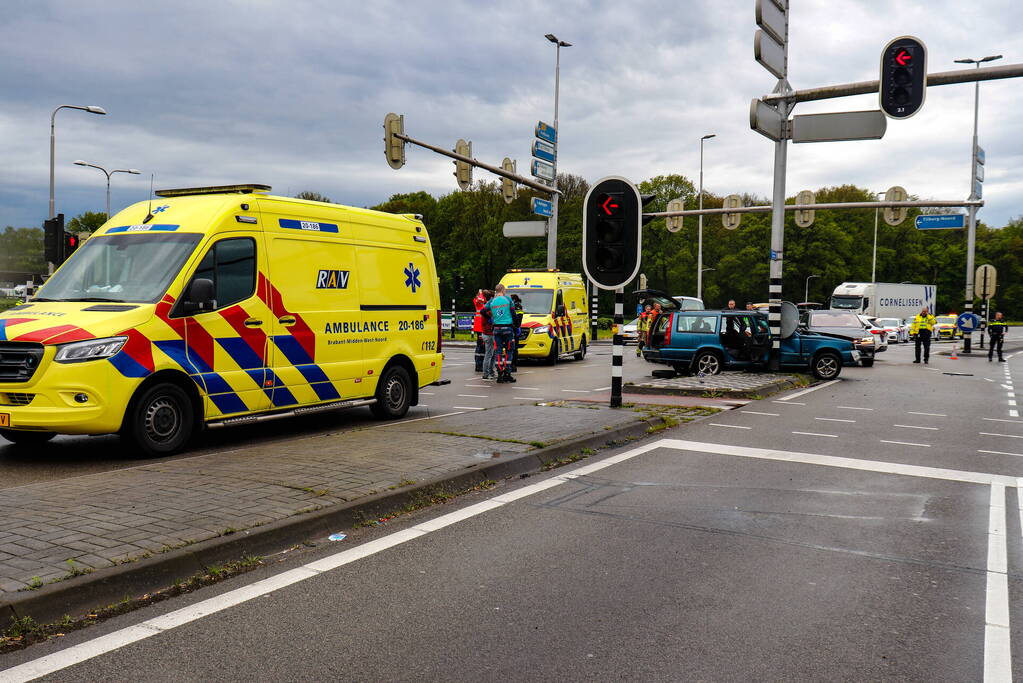 Persoon bekneld na ernstig ongeval op kruising