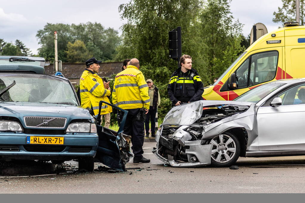 Persoon bekneld na ernstig ongeval op kruising