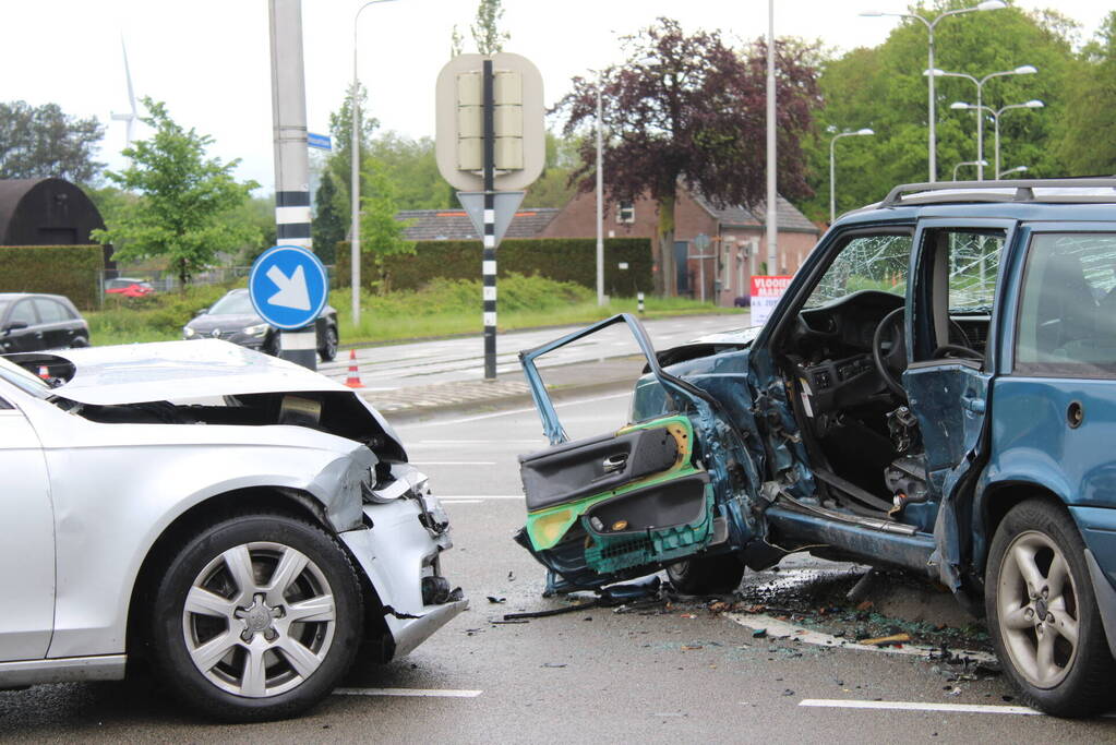 Persoon bekneld na ernstig ongeval op kruising